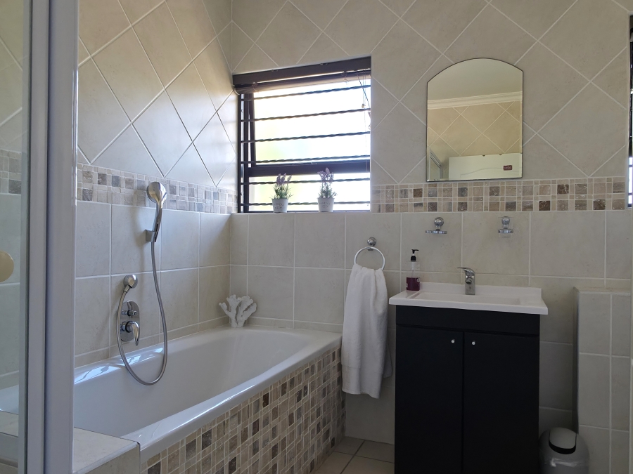 5 Bedroom Property for Sale in Wavecrest Eastern Cape